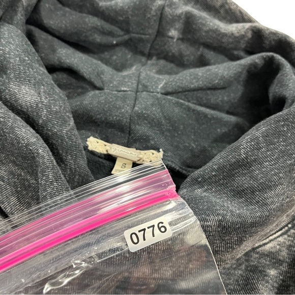 Gimmicks BKE Women Grey Acid Wash Cowl Neck Crochet Long Sleeve Sweater Sz Sm - Picture 12 of 12